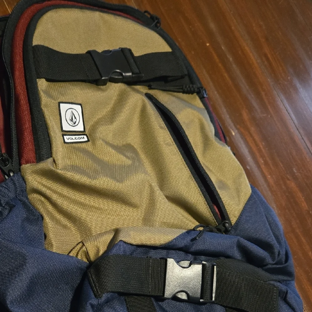 Volcom Multi-Tone Backpack (Bin18) - Picture 5 of 9